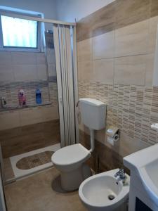 拉默齐亚泰尔默Villa Paradiso的浴室配有卫生间、淋浴和盥洗盆。