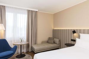 奥伯丁NH酒店慕尼黑机场店的酒店客房,配有床和沙发