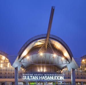 马卡萨Cordia Hotel Makassar Airport的享有圣弗朗西斯科体育场(san francisco stadium)的夜景