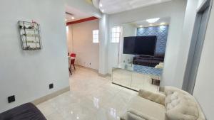帕尔马斯Espetacular apartamento no centro的客厅配有沙发和电视。