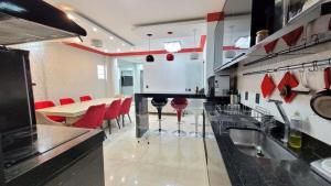 帕尔马斯Espetacular apartamento no centro的一个带红色椅子和桌子的大厨房