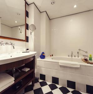 阿姆斯特丹Banks Mansion - All Inclusive Boutique Hotel的带浴缸、水槽和镜子的浴室