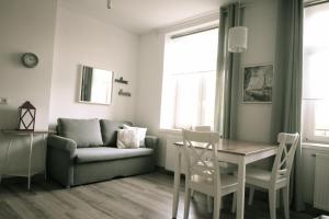 卢布林Zamojska Residence Apartments的客厅配有桌子和沙发