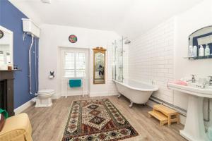 波马利斯Awel y Mor的带浴缸、卫生间和盥洗盆的浴室