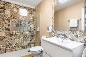 洛斯克里斯蒂亚诺斯鸽子海滩公寓的一间带卫生间和水槽的浴室