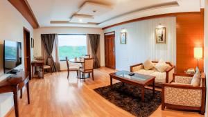 迈索尔Fortune JP Palace, Mysore - Member ITC's Hotel Group的客厅配有沙发和桌子