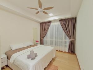 吉隆坡Habibi HoMe KLCC的一间卧室配有一张带吊扇和窗户的床。