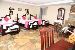 KinigiIngagi Park View Lodge的一间卧室配有两张床和镜子