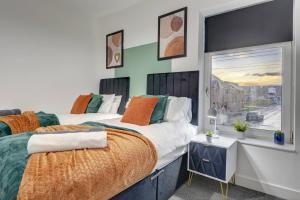 赫尔Stunning 3 bed House in Central Hull的带窗户的客房内的两张床