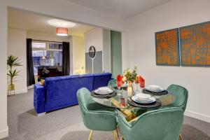 赫尔Stunning 3 bed House in Central Hull的客厅配有桌子和蓝色沙发