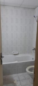 沙迦Holiday Home 2 Bedrooms Apartment for Family Only的浴室配有白色浴缸和卫生间。