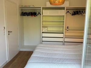 奥贝奈Le Safran的一间卧室配有一张床和一个衣柜