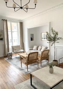 桑塞尔La Place B&B的客厅配有沙发和桌子