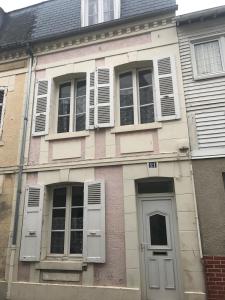 滨海图维列Ravissante maison de pêcheurs Trouville proche centre et gare的白色门窗的旧房子