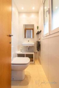 塞维利亚Apartamento 4 en Estadio Sevilla 8 plazas y metro的浴室配有白色卫生间和盥洗盆。