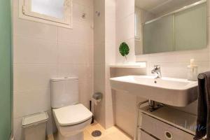 塞维利亚Apartamento 4 en Estadio Sevilla 8 plazas y metro的白色的浴室设有卫生间和水槽。