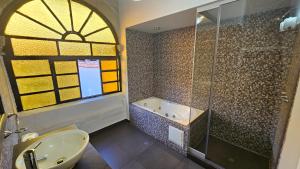 库斯科La Llave 351的带淋浴、盥洗盆和浴缸的浴室