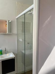 沙帕达-杜斯吉马朗伊斯Bangalô Miraflores的一间带玻璃淋浴和水槽的浴室