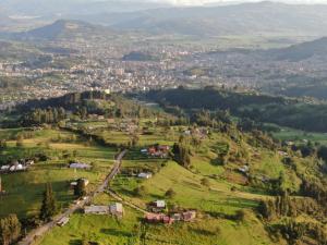 杜伊塔马Cabaña Campestre La Esperanza的山丘上村庄的空中景观