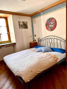 卡瓦莱塞Casa Gianmoena的一间卧室,卧室内配有一张大床