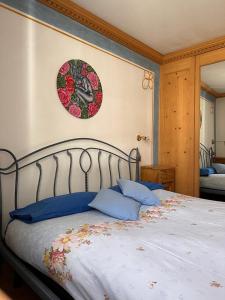 卡瓦莱塞Casa Gianmoena的一张带蓝色枕头的床和一张墙上的照片