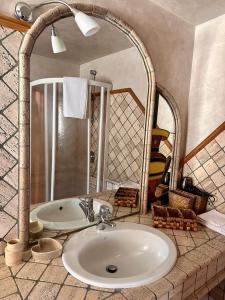 卡瓦莱塞Casa Gianmoena的一间带水槽和大镜子的浴室