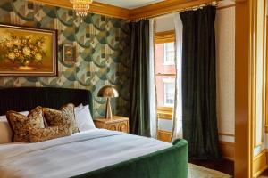 费城Guild House Hotel的一间卧室设有一张床和一个窗口