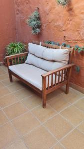 阿古伊梅斯Casa Mamatita的木板凳,上面有三个枕头