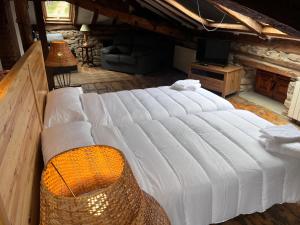 ArmañoCasa Rural Basiver - Suite Basiver的一张大白色的床,位于一个配有沙发的房间
