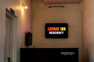 卡尔佩特塔ADONAY INN RESIDENCY的墙上的标志,上面写着“好住”