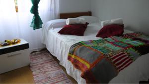 PedornesCasa Porto dos Barcos的一间卧室配有一张带彩色毯子的床