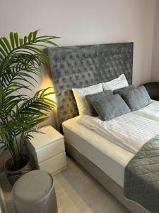 格林达维克R&J Guesthouse Room的一间卧室配有一张床和盆栽植物