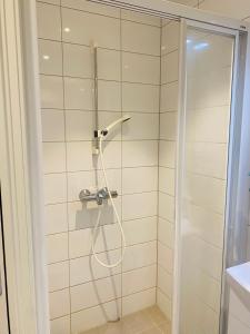 桑讷菲尤尔Moderne leilighet i sentrum av Sandefjord的浴室内带软管的淋浴