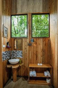 蒙泰韦尔德哥斯达黎加Tityra Lodge的木制浴室设有水槽和2扇窗户