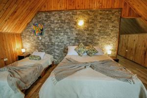 蒙泰韦尔德哥斯达黎加Tityra Lodge的一间卧室,配有两张床