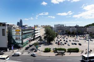 格丁尼亚Apartamenty Modern Gdynia的把汽车停在停车场的城市