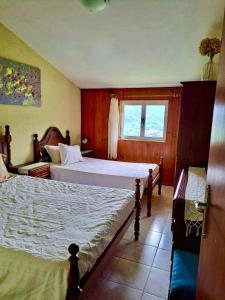 布拉加Mélita Guesthouse的一间卧室设有两张床和窗户。