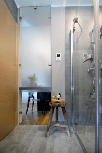 格丁尼亚Apartamenty Modern Gdynia的玻璃淋浴间,浴室内有桌子