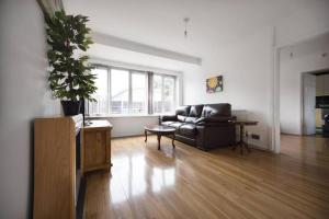曼彻斯特Entire 3 Bedroom House Near City Centre + FREE Parking的带沙发和盆栽植物的客厅