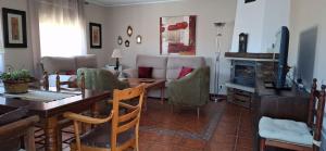 VilvestreCasa Obdulia的一间带桌子的客厅和一间带沙发的客厅