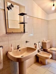 布拉加Mélita Guesthouse的一间带水槽、卫生间和镜子的浴室