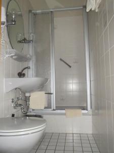 科赫姆盖斯豪斯凯乐酒店的带淋浴、盥洗盆和卫生间的浴室
