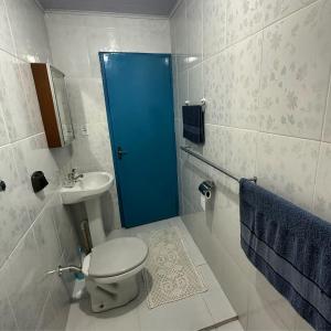 坎波斯杜若尔当Recanto São Francisco的一间带卫生间和蓝色门的浴室
