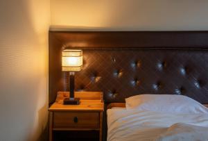 克拉科夫卡齐米秘密酒店的一间卧室,配有一张床和床头灯