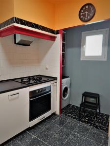 瓦德诺比斯ATALAYA DEL RÍO的厨房配有炉灶和洗衣机。