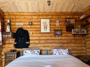 Metsakuurorti puhkekeskus, Kunksmoor house的小木屋内一间卧室,配有一张床