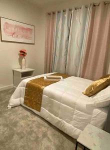 夏洛特Luxurious 3 Story Townhome的卧室配有一张白色的大床和一张桌子