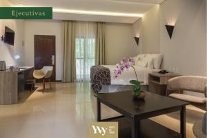伊瓜苏港塞尔瓦伊维酒店的酒店客房设有床和客厅。