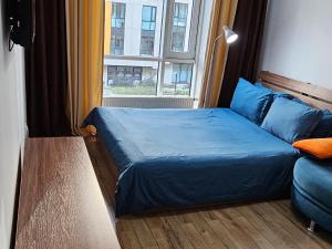 阿拉木图Abay 130的一间卧室设有蓝色的床和窗户。