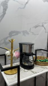 艾卜哈غرفة وصالة في أبها的桌上的咖啡壶,盘子和碗